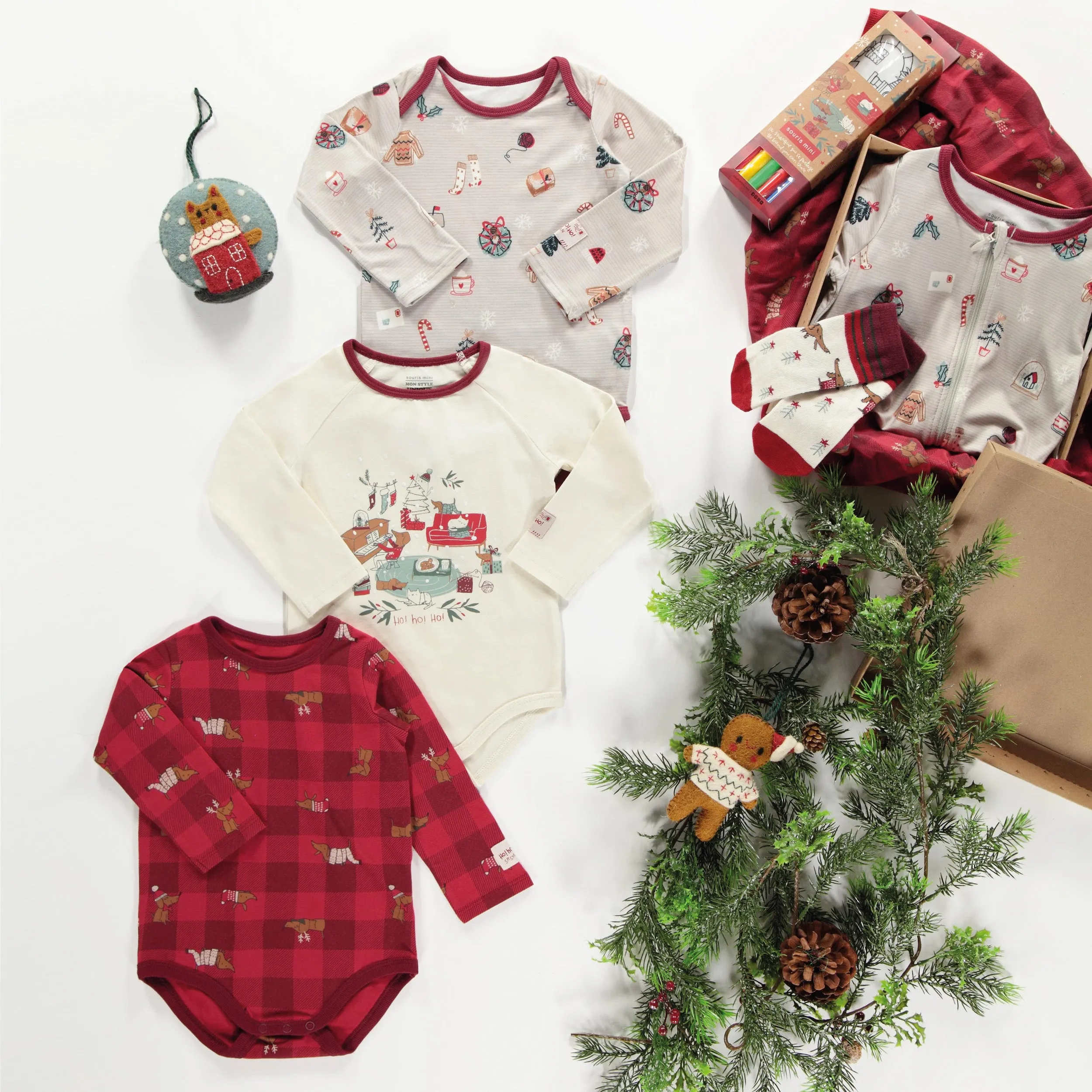 Cache-couche des fêtes gris à motif en polyester brossé, bébé || Gray holiday bodysuit with pattern in brushed polyester, baby