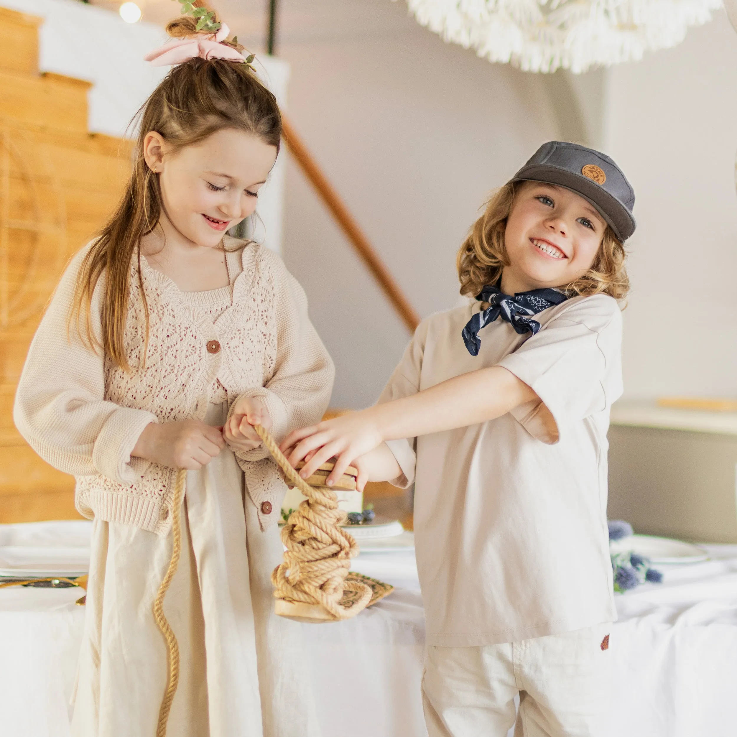 T-shirt à manches courtes de coupe ample beige en coton extensible, enfant || Grey short sleeves loose fit t-shirt, child