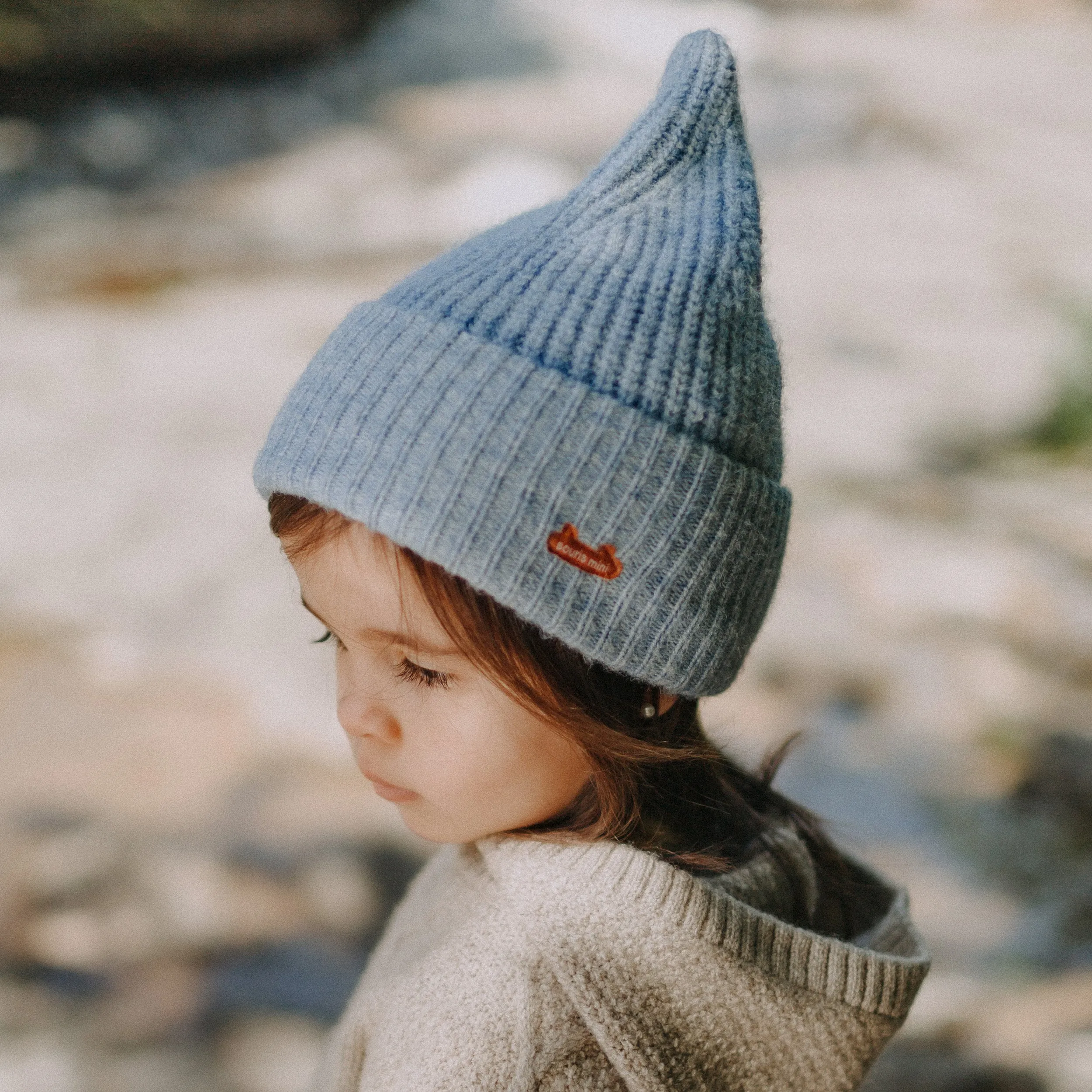 Tuque de maille bleue en polyester recyclé, bébé  || Blue knitted toque in recycled polyester, baby