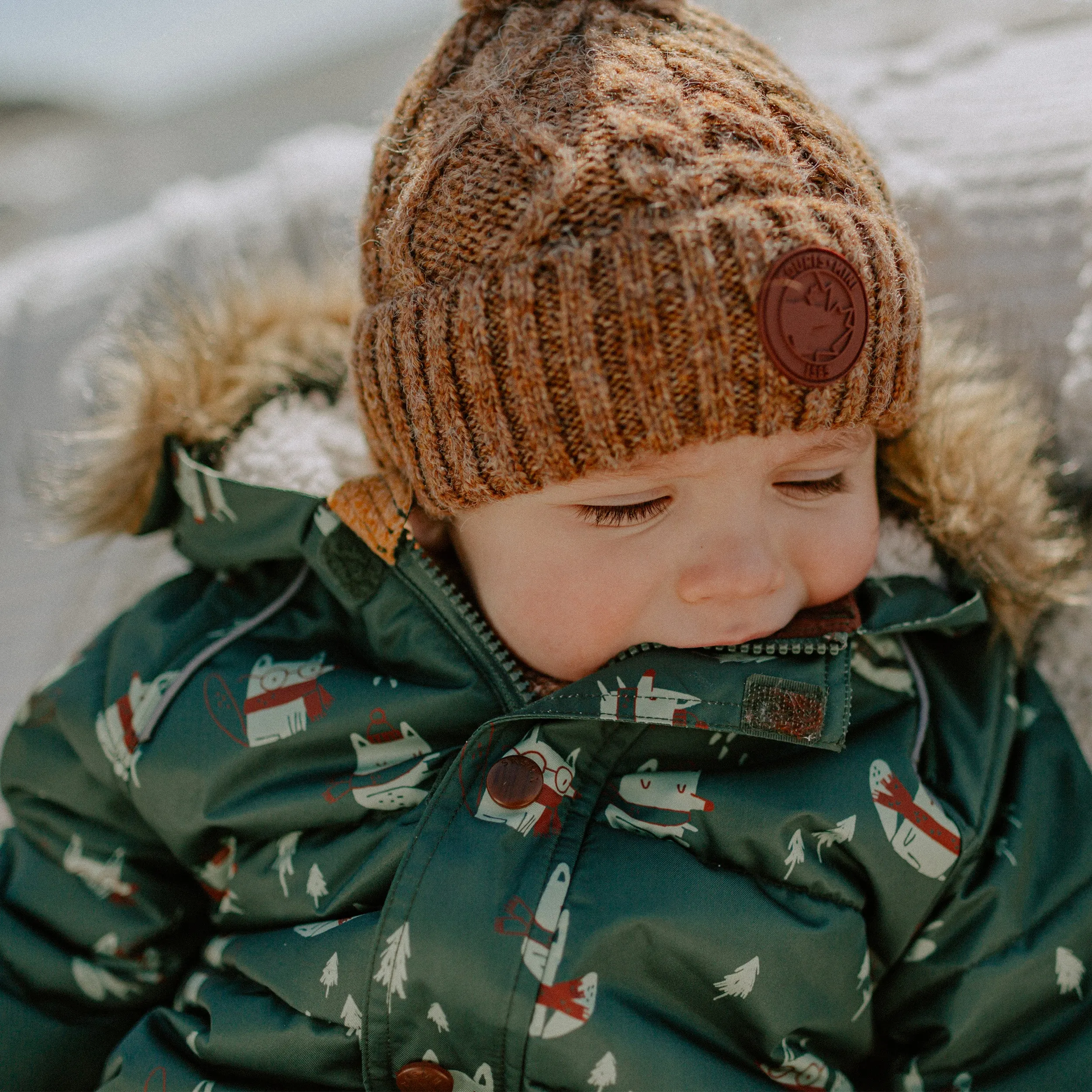 Tuque de maille brune avec pompon, bébé || Brown knitted toque with a pompom, baby