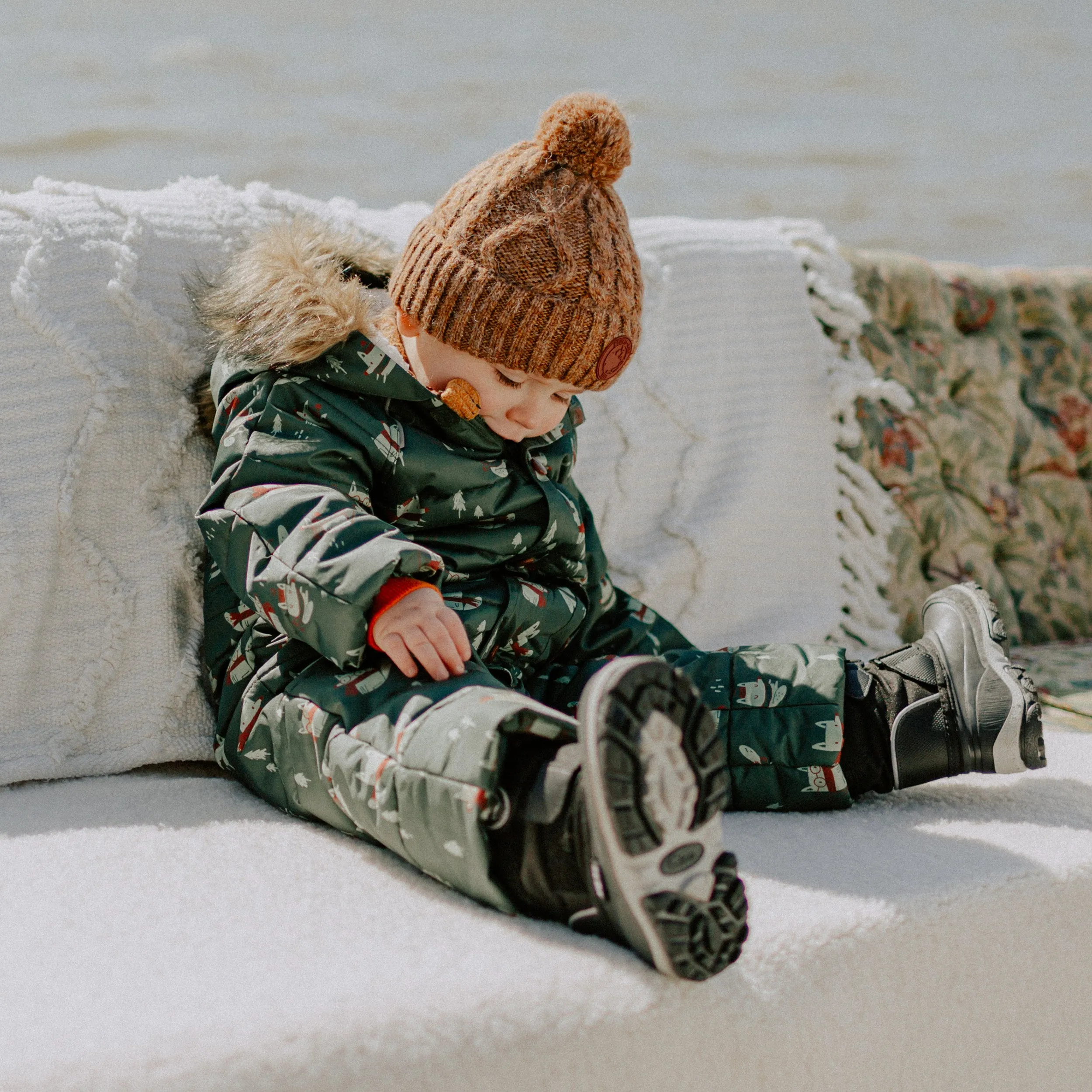 Tuque de maille brune avec pompon, bébé || Brown knitted toque with a pompom, baby