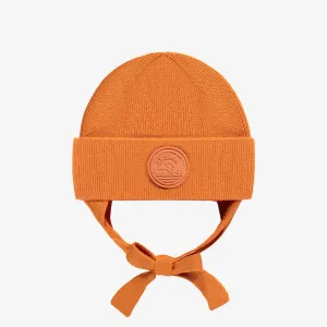 Tuque de maille orange avec cordons, bébé || Orange knitted toque with tie cords, baby